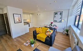 Free Parking: Old Trafford Apartment